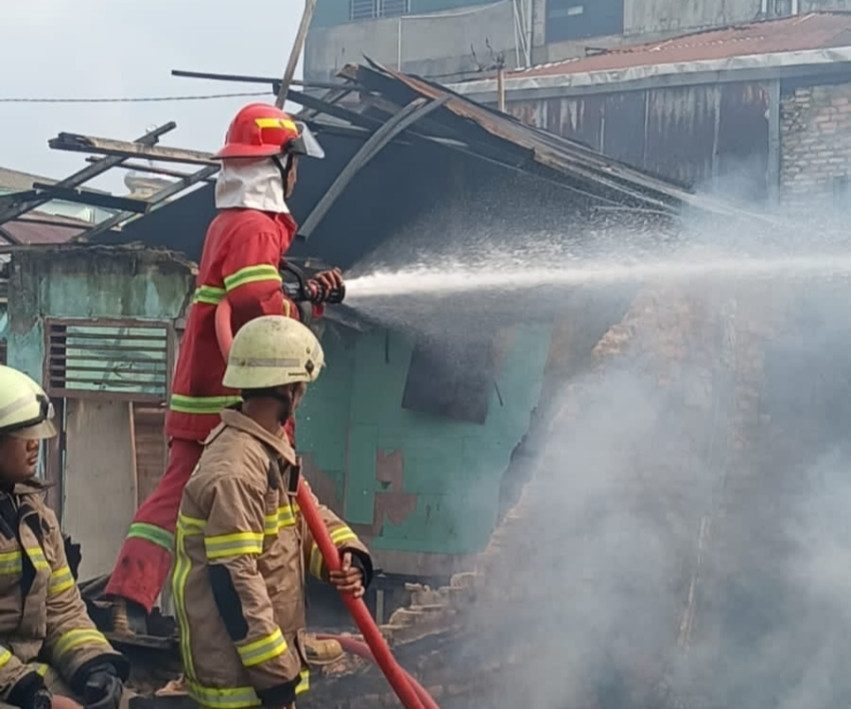 Kebakaran 11 Kontrakan Hangus, 9 Unit Damkar Turun
