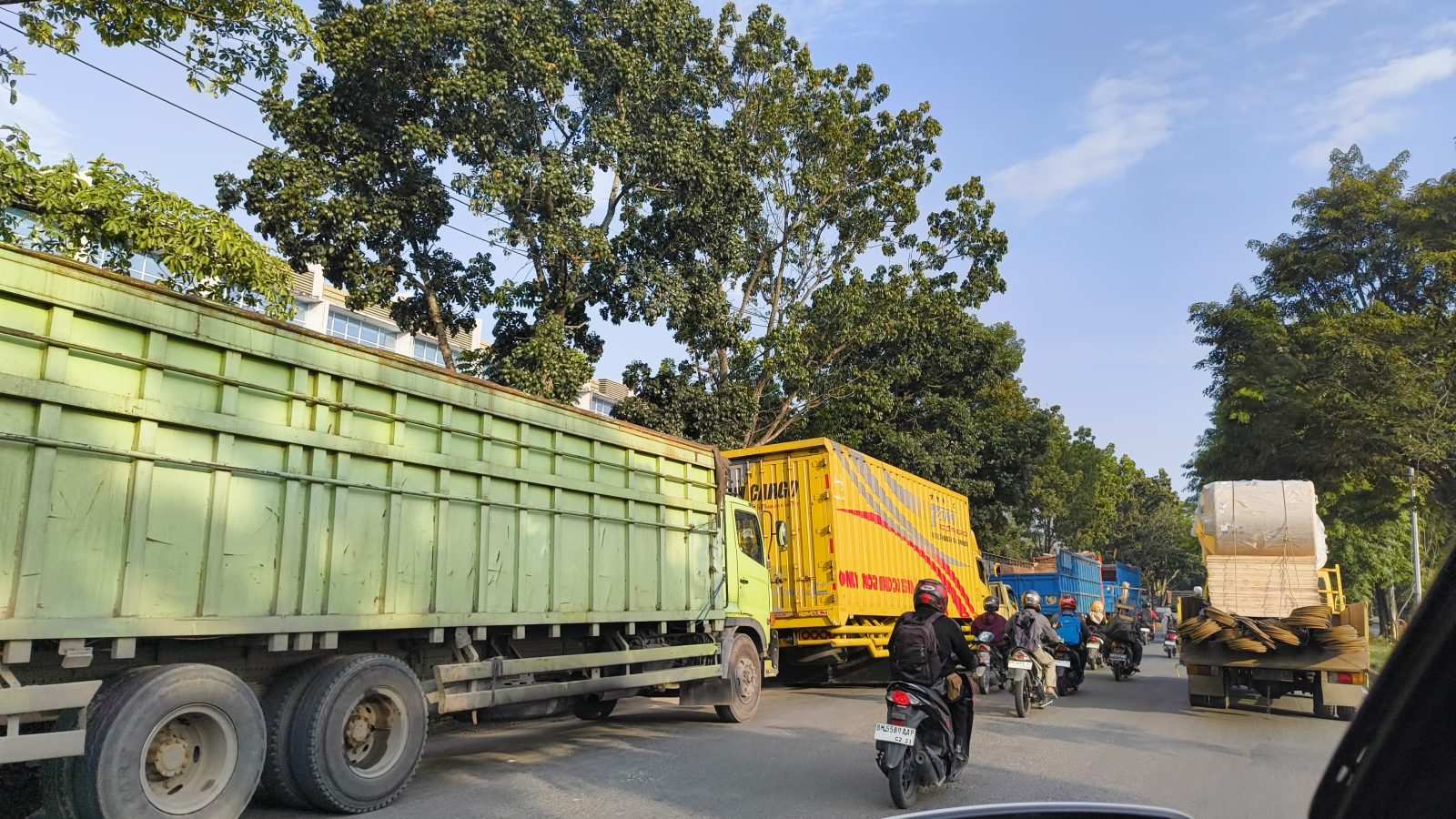 Antrian Solar Mengular di SPBU Jalan SM Amin Pekanbaru, Truk Mengantri Hingga Lebih dari Satu Jam  